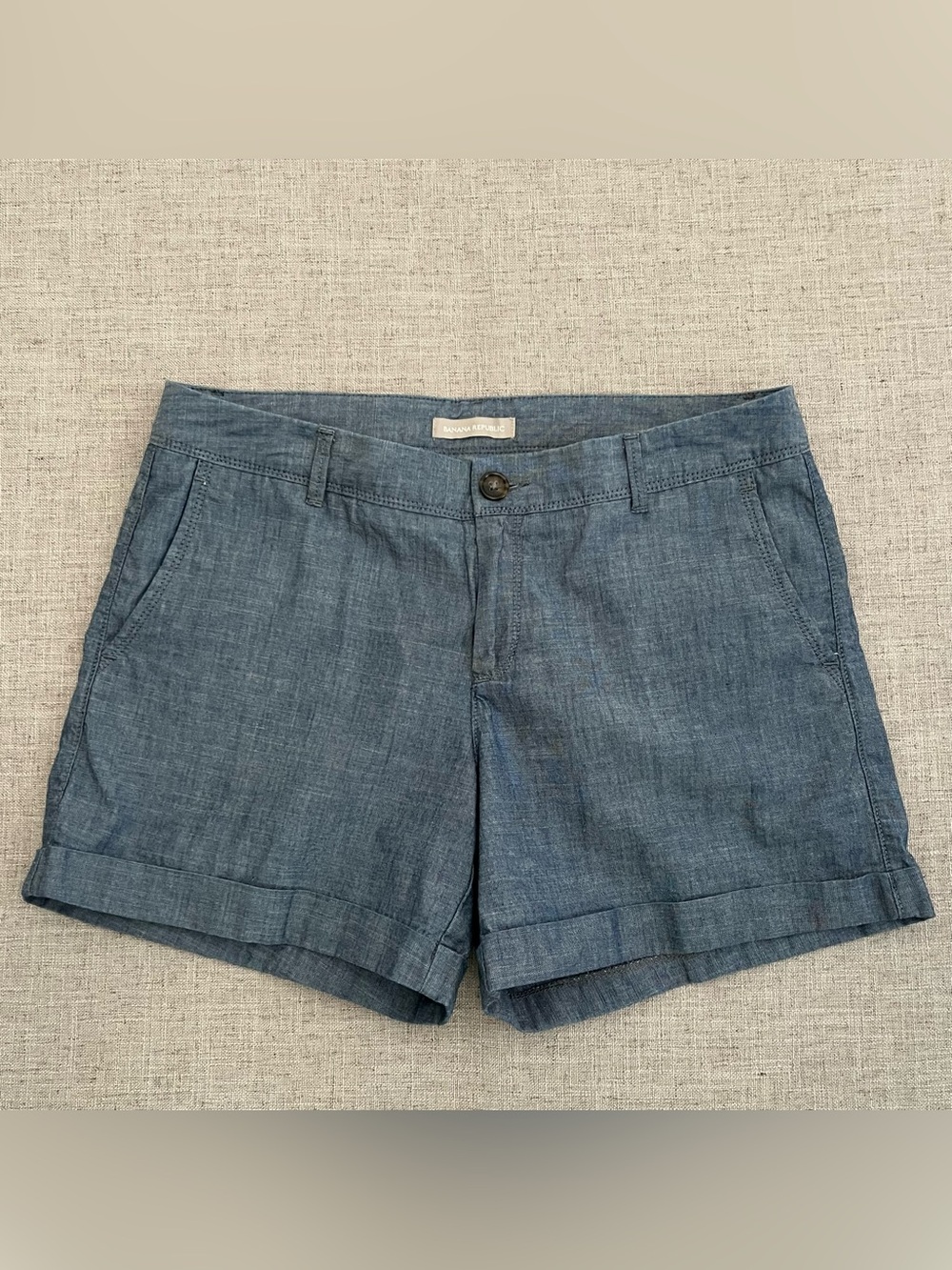Banana Republic Chambray Shorts 10 Blue Button Flap Pockets Cotton Cuffs Casual
